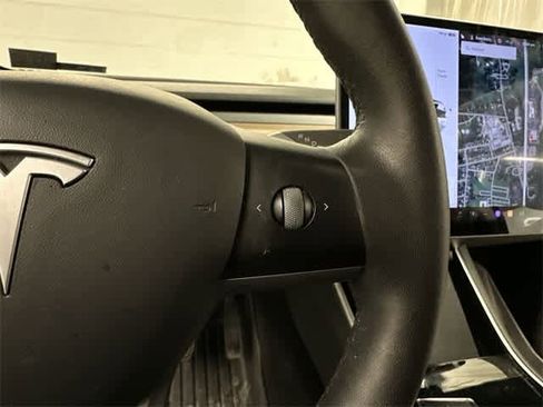 Used 2021 Tesla Model Y Long Range image 9