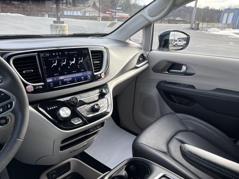 Used 2024 Chrysler Pacifica Touring-L image 23