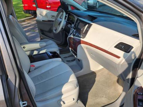 Used 2013 Toyota Sienna XLE w/ Entertainment Pkg image 15
