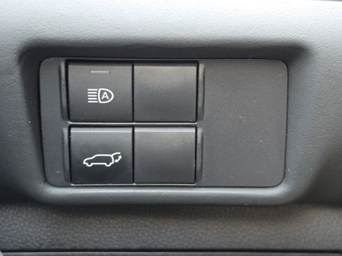 Used 2021 Toyota Highlander XLE AWD/4WD image 17