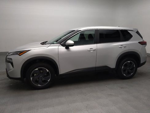 Used 2024 Nissan Rogue SV AWD/4WD image 2