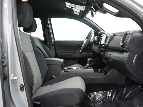 Used 2020 Toyota Tacoma TRD Sport AWD/4WD image 13