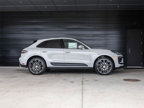 Certified 2025 Porsche Macan image 8