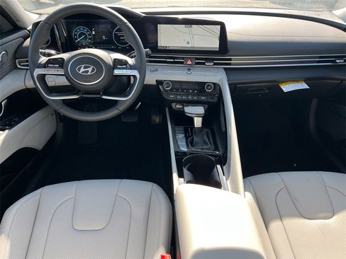 Certified 2025 Hyundai Elantra Limited image 22