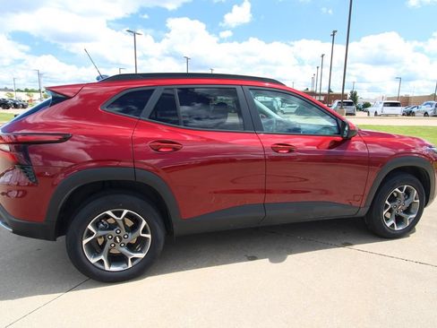 Used 2025 Chevrolet Trax LT FWD image 5