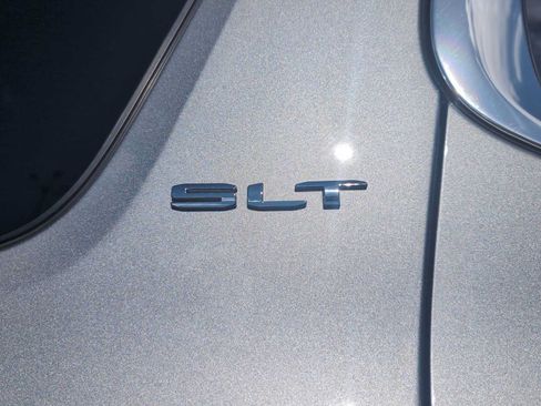 Used 2023 GMC Acadia SLT w/ Preferred Package FWD image 32