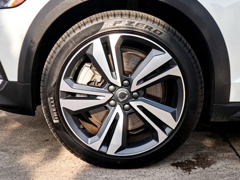 Used 2025 Volvo V60 B5 Cross Country Plus image 13