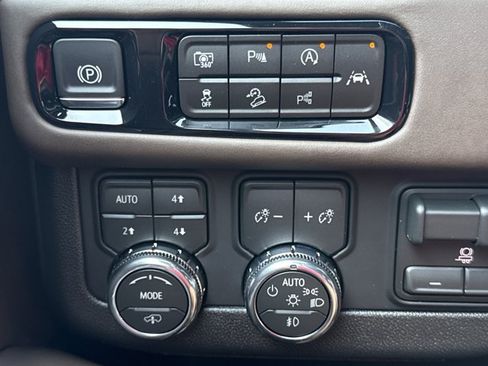 New 2026 GMC Yukon Denali Ultimate w/ LPO, Hit The Road Package AWD/4WD image 28