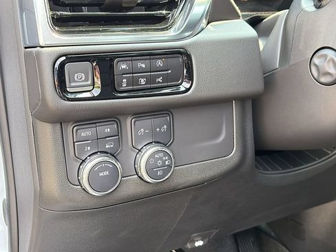 Used 2025 GMC Yukon Denali w/ Sun & Power Step Package AWD/4WD image 11