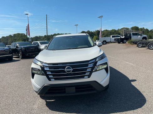 Used 2024 Nissan Rogue SV AWD/4WD image 2