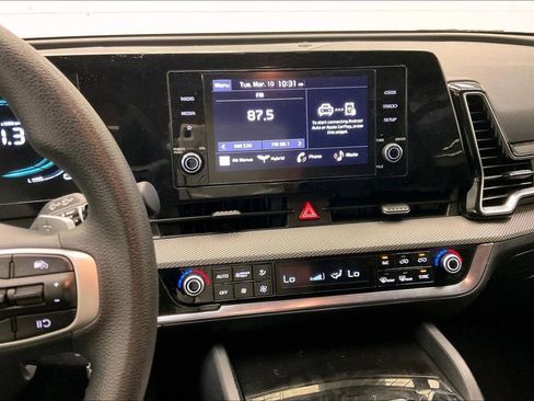 Used 2023 Kia Sportage LX image 5