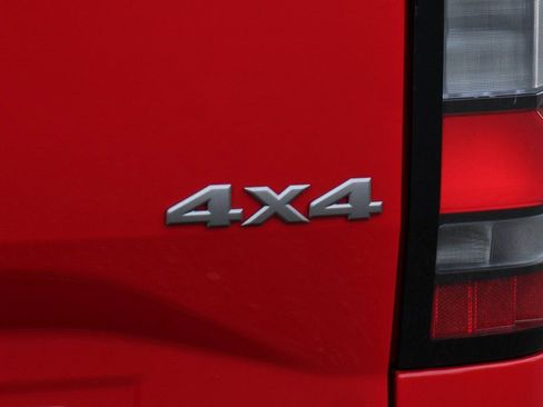 Used 2025 Nissan Frontier SV image 42