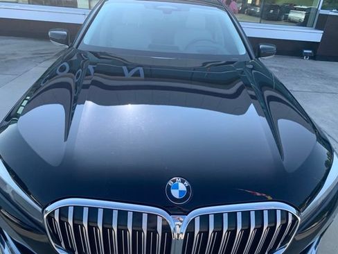 Used 2020 BMW 740i w/ Premium Package RWD image 3