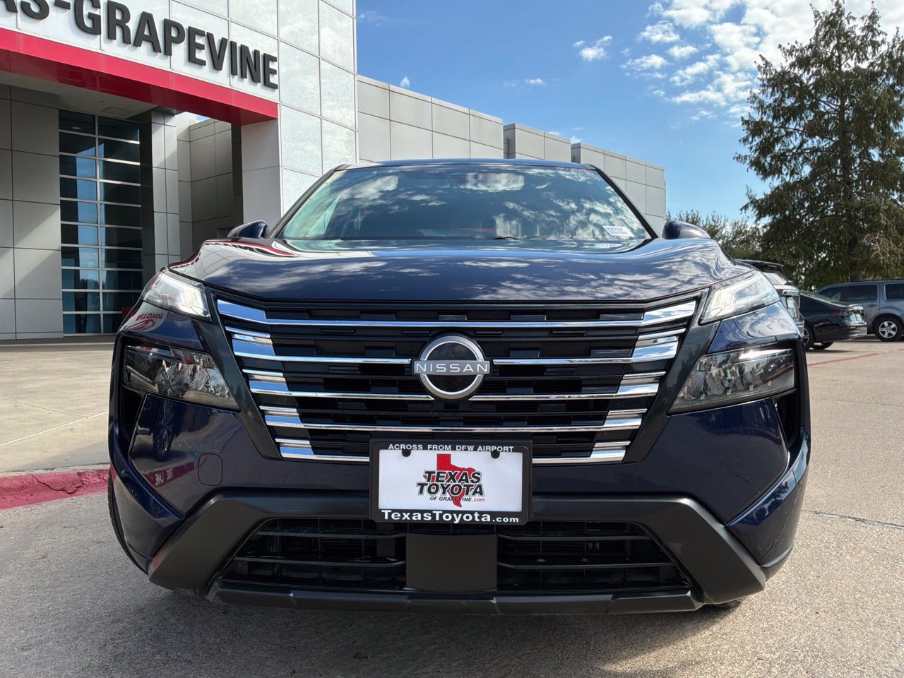 Used 2025 Nissan Rogue SV FWD image 3