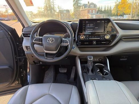 Used 2022 Toyota Highlander XLE image 17