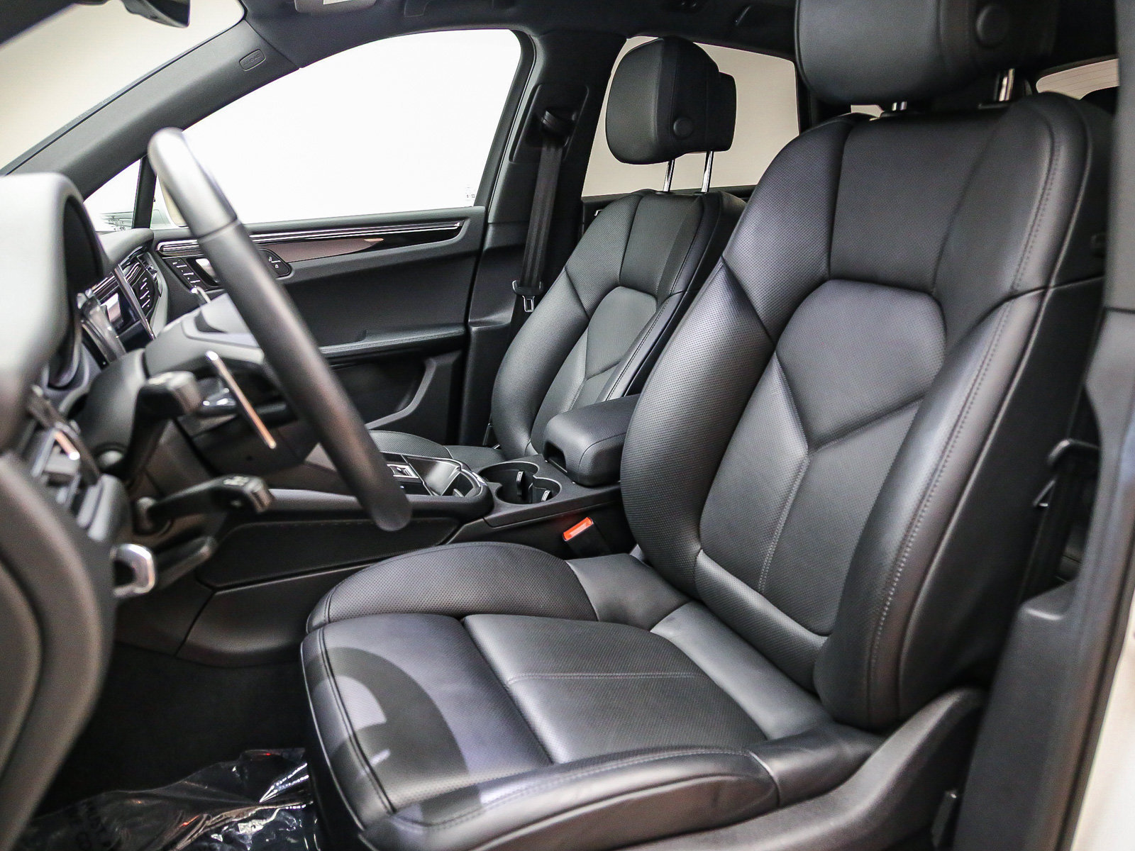 Certified 2026 Porsche Macan AWD/4WD image 5