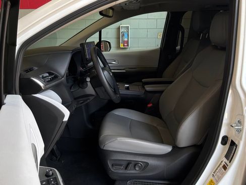 Used 2026 Toyota Sienna XLE FWD image 10