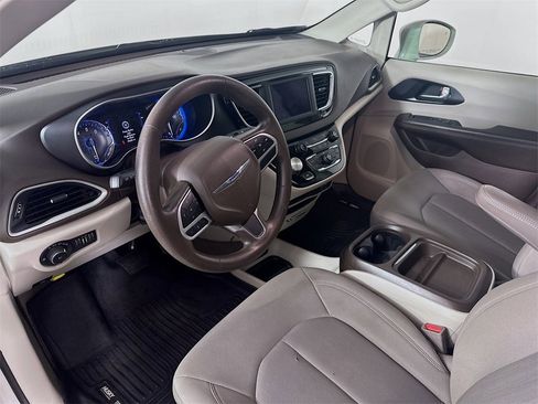 Used 2020 Chrysler Pacifica Touring image 29