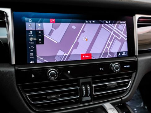 Used 2024 Porsche Macan image 25