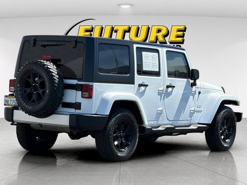 Used 2017 Jeep Wrangler Unlimited Sahara w/ Connectivity Group AWD/4WD image 4