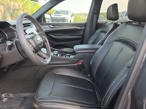 Used 2025 Jeep Grand Cherokee L Limited w/ Trailer Tow Package AWD/4WD image 17