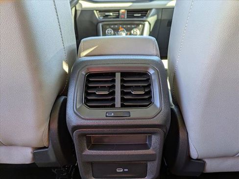 Certified 2024 Volkswagen Taos SE FWD image 17