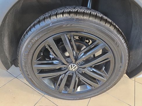 Used 2022 Volkswagen Tiguan SE R-Line image 10