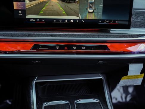 Used 2023 BMW i7 xDrive60 image 32