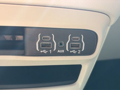 Used 2024 Chrysler Voyager LX FWD image 17