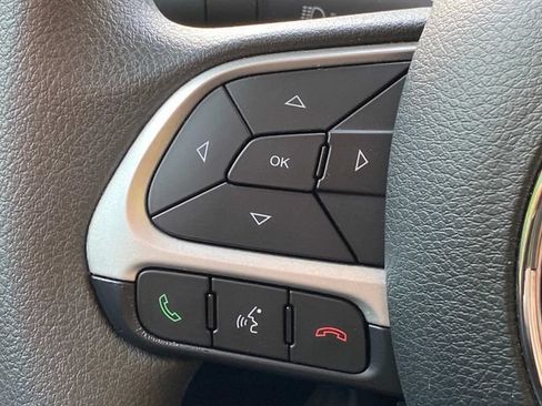 Used 2023 Jeep Renegade Latitude AWD/4WD image 18