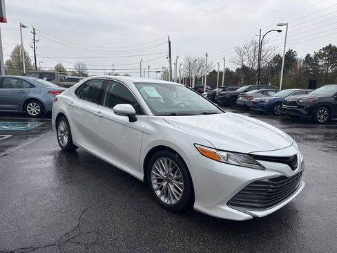 Used 2020 Toyota Camry XLE image 7