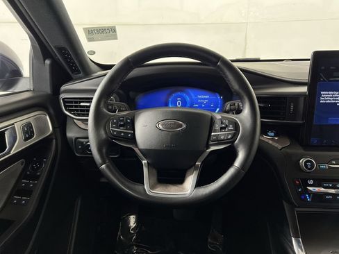 Used 2020 Ford Explorer Platinum w/ Premium Technology Package AWD/4WD image 16