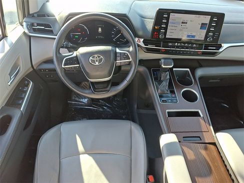 Used 2022 Toyota Sienna XLE image 14