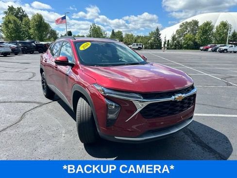 Used 2024 Chevrolet Trax LT w/ Driver Confidence Package FWD image 2