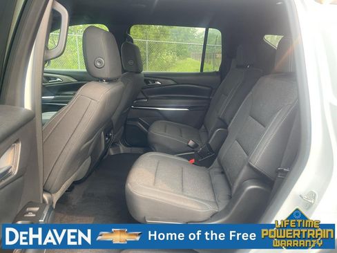 Used 2025 Chevrolet Traverse LT FWD image 24