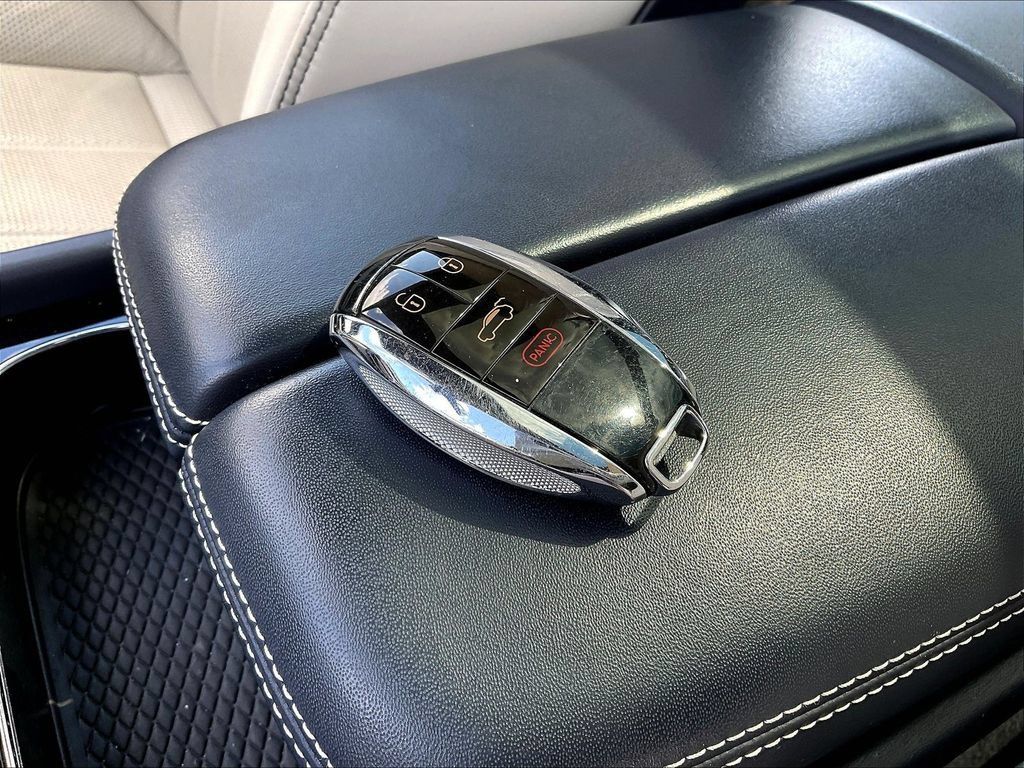 Used 2021 Bentley Bentayga AWD/4WD image 35