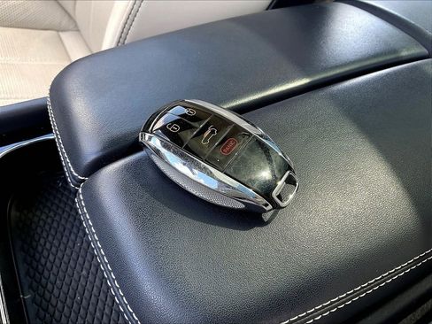Used 2021 Bentley Bentayga AWD/4WD image 35