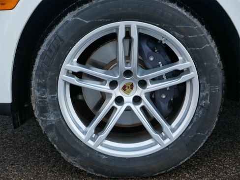 Certified 2025 Porsche Macan image 7