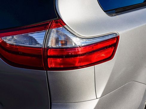 Certified 2017 Toyota Sienna LE image 8