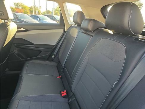 Used 2023 Volkswagen Taos SE w/ Panoramic Sunroof Package FWD image 9