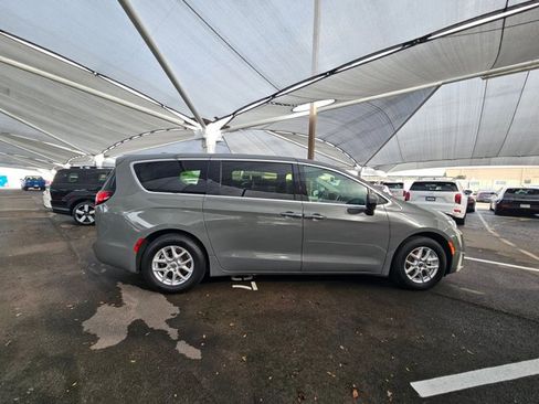 Used 2023 Chrysler Pacifica Touring-L FWD image 3
