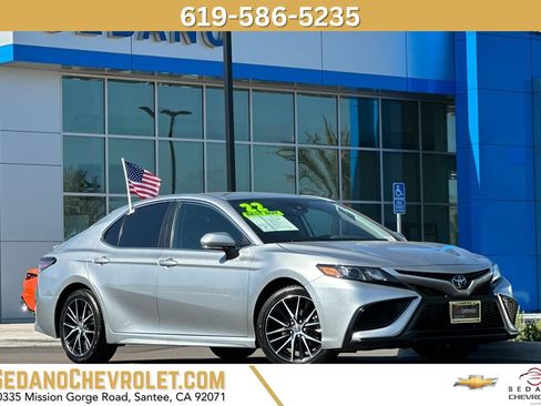 Used 2022 Toyota Camry SE w/ Carpet Mat Package (TMS) FWD image 1