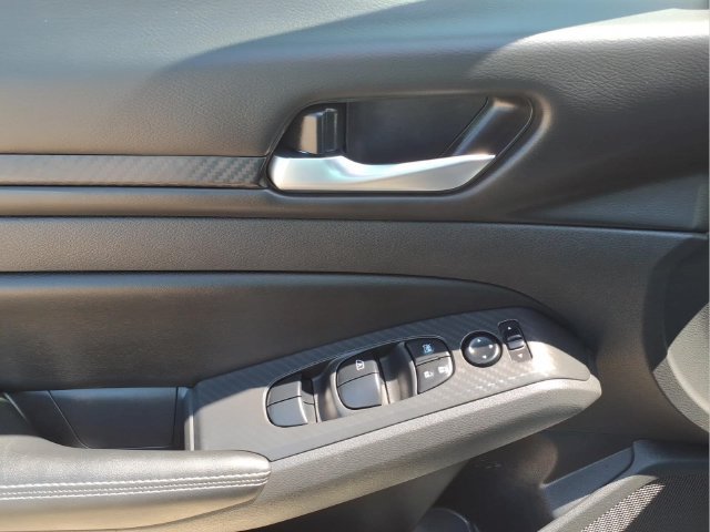 Used 2024 Nissan Altima 2.5 SV FWD image 11