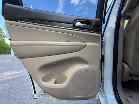 Used 2019 Jeep Grand Cherokee Overland AWD/4WD image 26