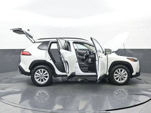 Used 2023 Toyota Corolla Cross LE w/ Moonroof Package image 34