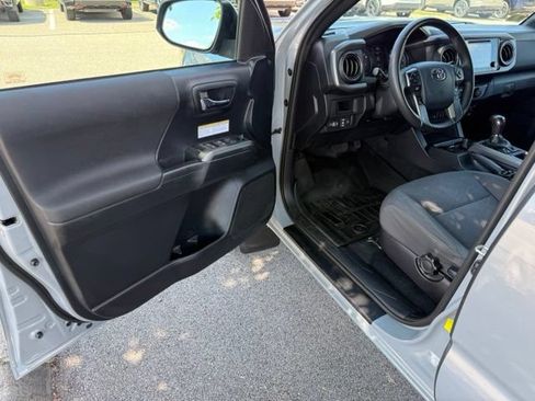 Used 2019 Toyota Tacoma TRD Off-Road w/ Technology Package AWD/4WD image 15
