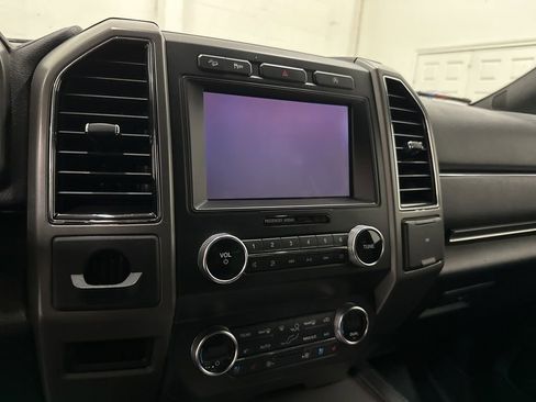 Used 2019 Ford Expedition XLT w/ Equipment Group 202A AWD/4WD image 43