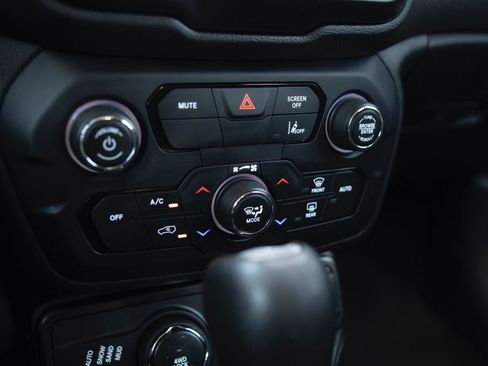 Used 2023 Jeep Renegade Latitude AWD/4WD image 9