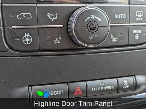 Used 2016 Dodge Grand Caravan SXT FWD image 26
