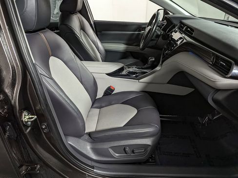 Used 2020 Toyota Camry XLE image 21